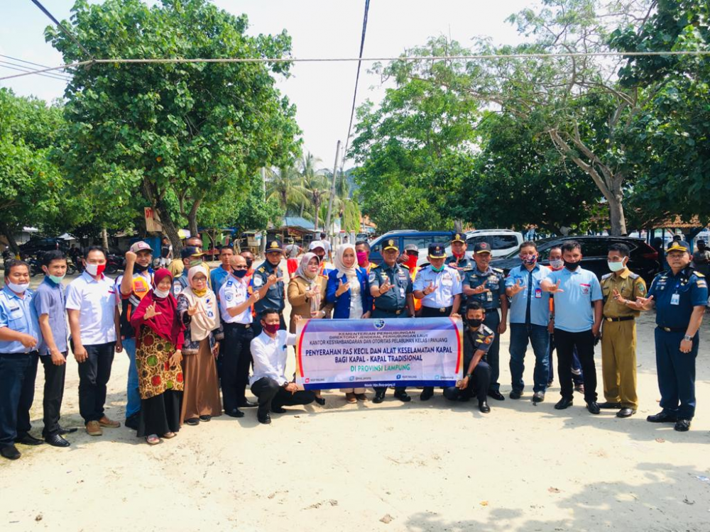 KEMENHUB SERAHKAN 271 PAS KECIL DAN ALAT KESELAMATAN SECARA GRATIS UNTUK NELAYAN LAMPUNG