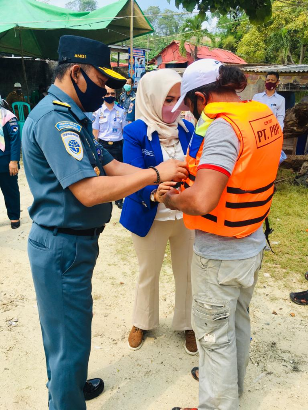 KEMENHUB SERAHKAN 271 PAS KECIL DAN ALAT KESELAMATAN SECARA GRATIS UNTUK NELAYAN LAMPUNG