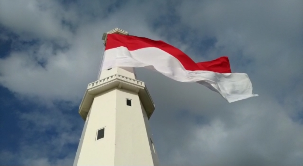 JELANG HUT RI KE-75, KEMENHUB KIBARKAN BENDERA MERAH PUTIH RAKSASA DI KUPANG