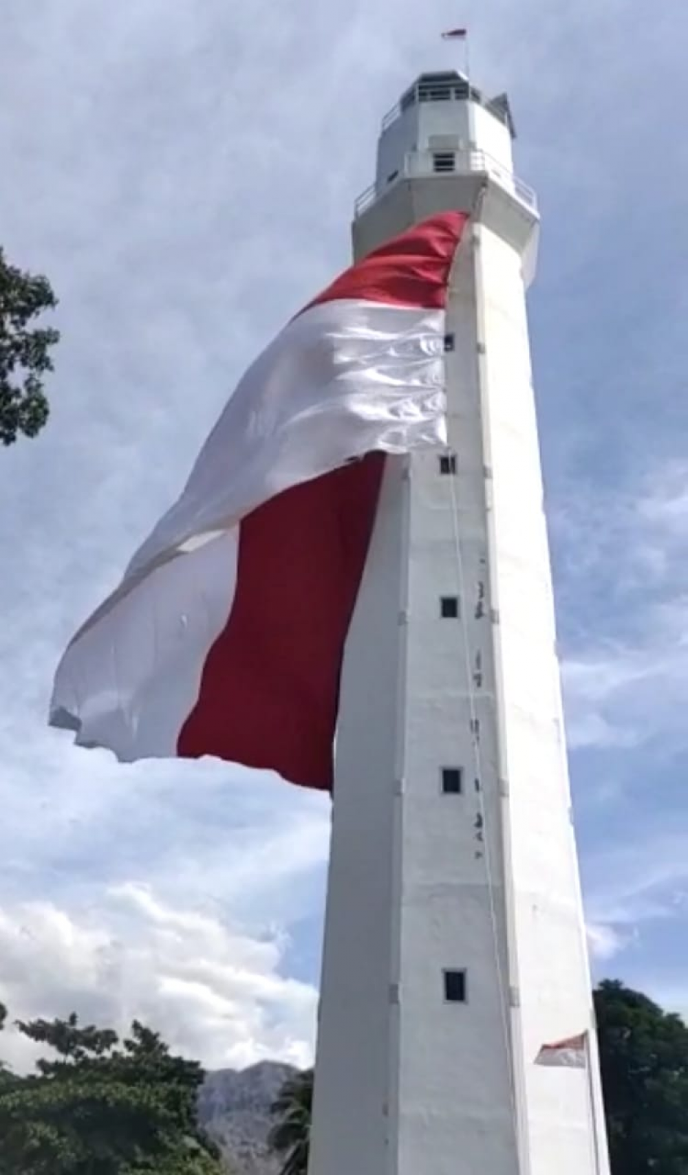 JELANG HUT RI KE-75, KEMENHUB KIBARKAN BENDERA MERAH PUTIH RAKSASA DI KUPANG