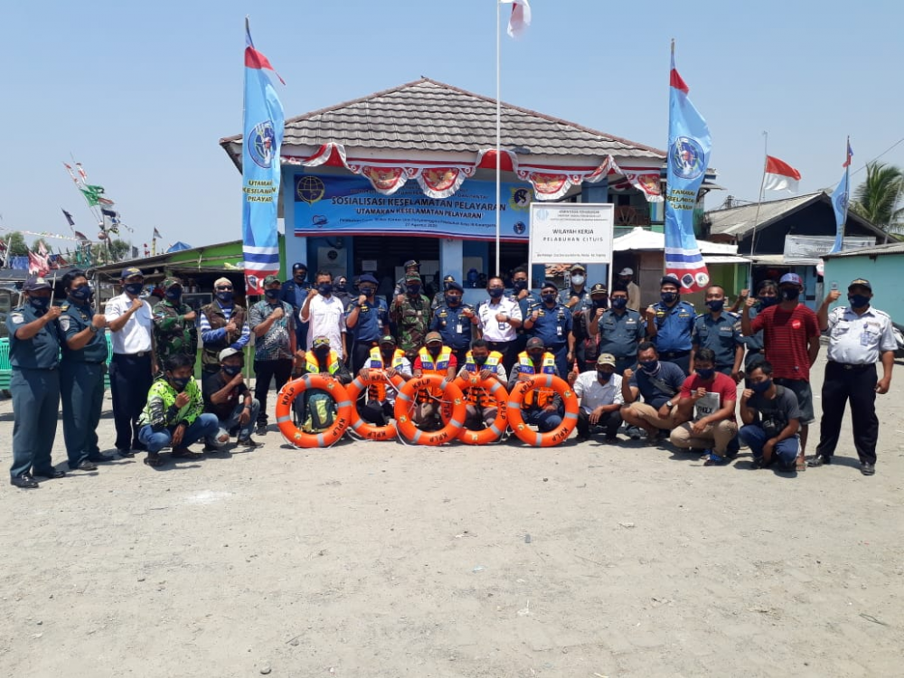 KEMBALI GELAR SOSIALISASI KESELAMATAN PELAYARAN, KEMENHUB BAGIKAN ALAT KESELAMATAN KAPAL DAN ALAT KESEHATAN