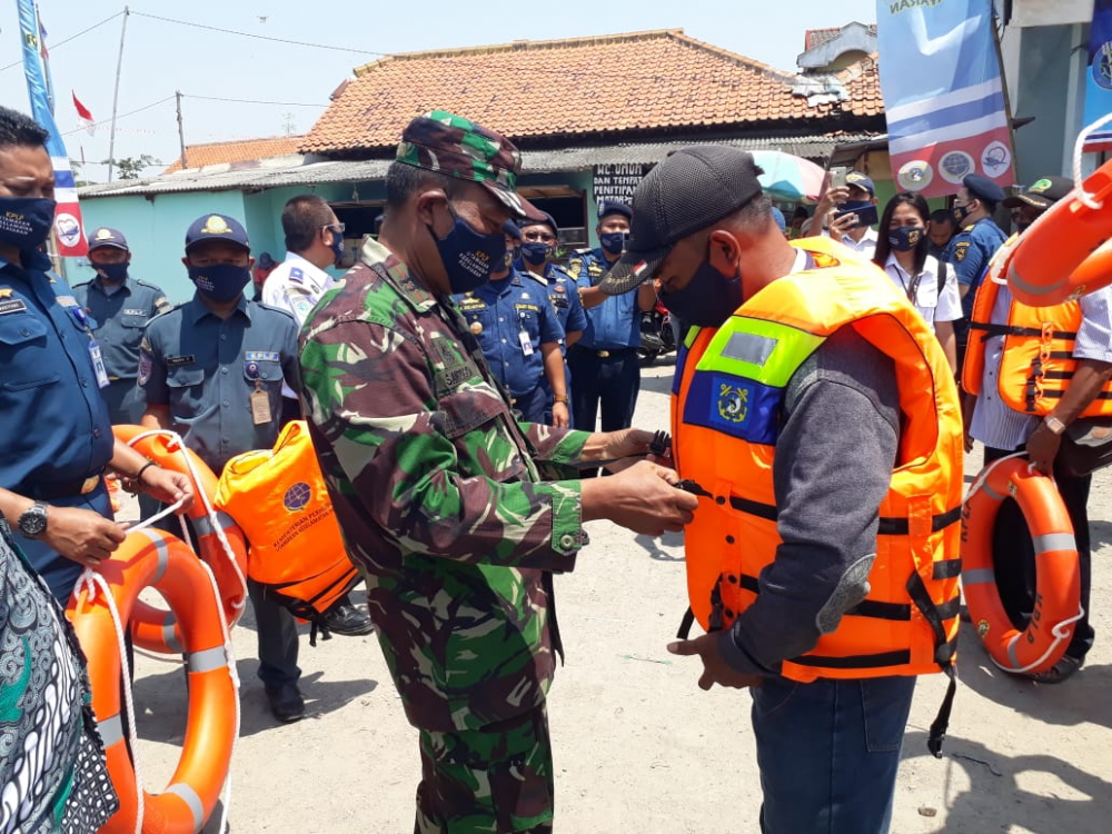 KEMBALI GELAR SOSIALISASI KESELAMATAN PELAYARAN, KEMENHUB BAGIKAN ALAT KESELAMATAN KAPAL DAN ALAT KESEHATAN