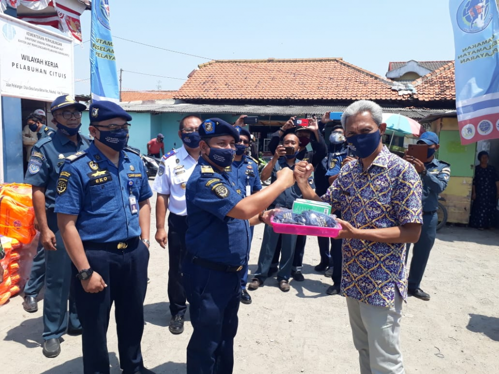 KEMBALI GELAR SOSIALISASI KESELAMATAN PELAYARAN, KEMENHUB BAGIKAN ALAT KESELAMATAN KAPAL DAN ALAT KESEHATAN