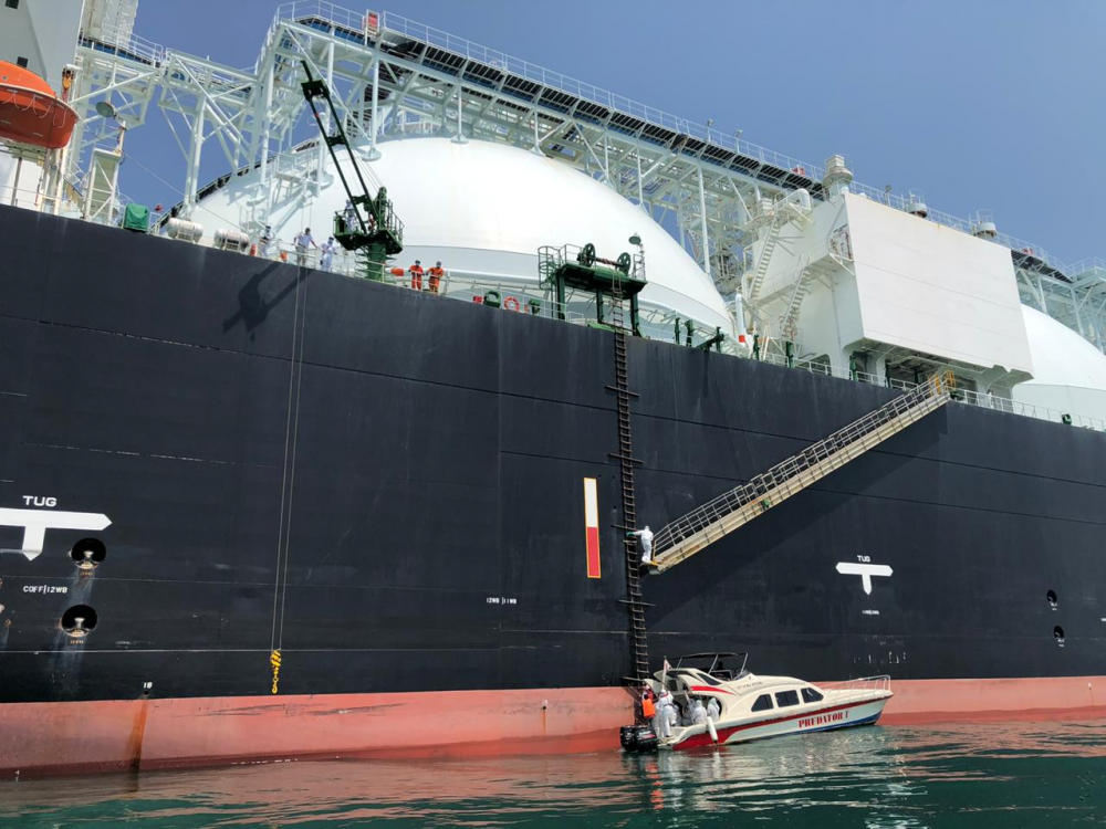 KEMENHUB DAN TIM SATGAS COVID 19 EVAKUASI TANGANI PELAUT SAKIT DI KAPAL LNG CARRIER MT. JUPITER YANG SANDAR DI PELABUHAN TANJUNG PRIOK