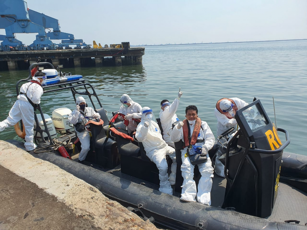 KEMENHUB DAN TIM SATGAS COVID 19 EVAKUASI TANGANI PELAUT SAKIT DI KAPAL LNG CARRIER MT. JUPITER YANG SANDAR DI PELABUHAN TANJUNG PRIOK