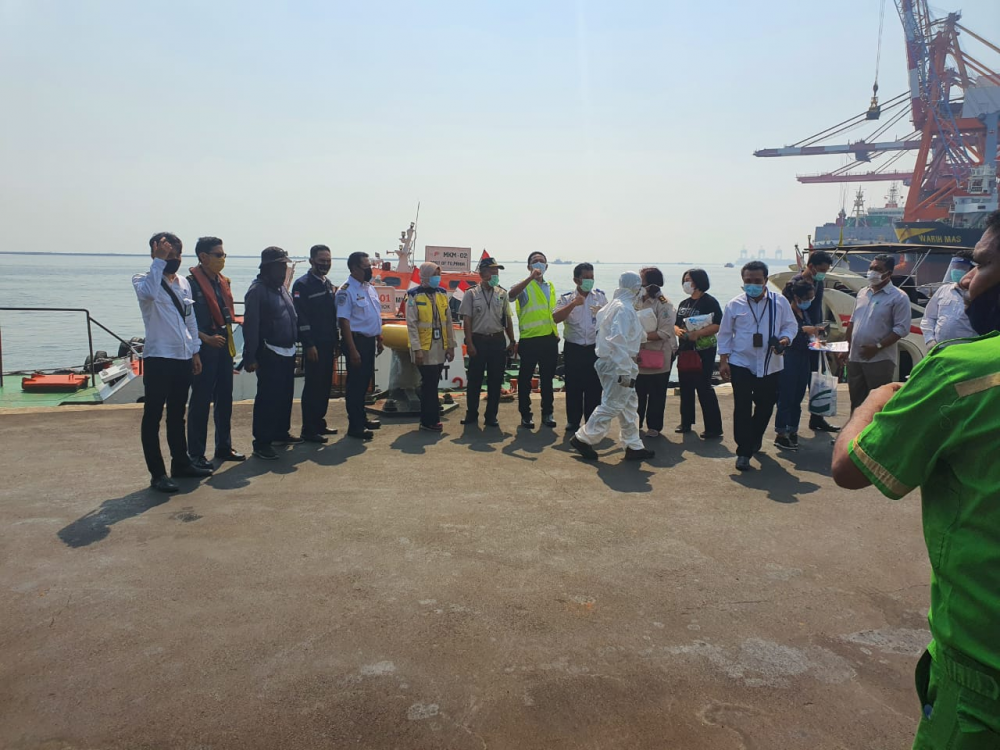 KEMENHUB DAN TIM SATGAS COVID 19 EVAKUASI TANGANI PELAUT SAKIT DI KAPAL LNG CARRIER MT. JUPITER YANG SANDAR DI PELABUHAN TANJUNG PRIOK