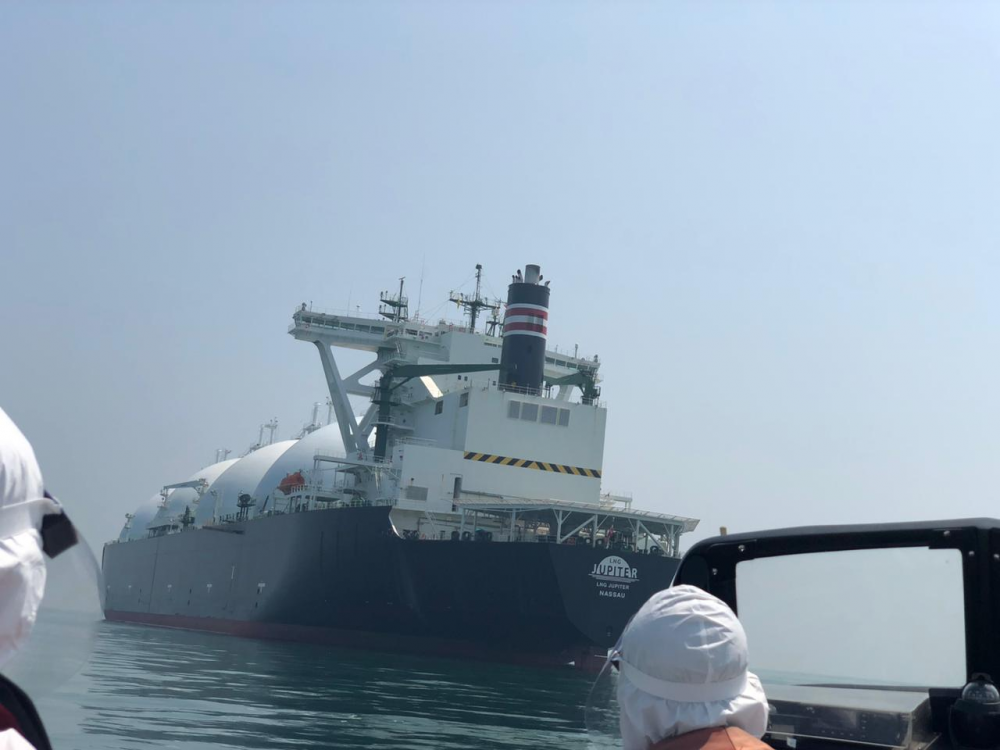 KEMENHUB DAN TIM SATGAS COVID 19 EVAKUASI TANGANI PELAUT SAKIT DI KAPAL LNG CARRIER MT. JUPITER YANG SANDAR DI PELABUHAN TANJUNG PRIOK
