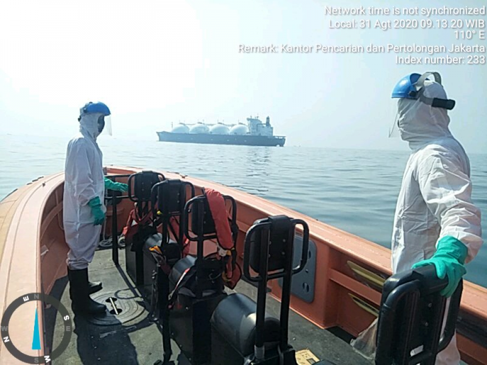 KEMENHUB DAN TIM SATGAS COVID 19 EVAKUASI TANGANI PELAUT SAKIT DI KAPAL LNG CARRIER MT. JUPITER YANG SANDAR DI PELABUHAN TANJUNG PRIOK