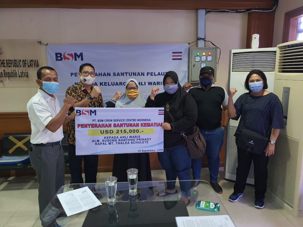 KEMENHUB FASILITASI PENYERAHAN SANTUNAN DARI PT BSM CSC KEPADA KELUARGA PELAUT