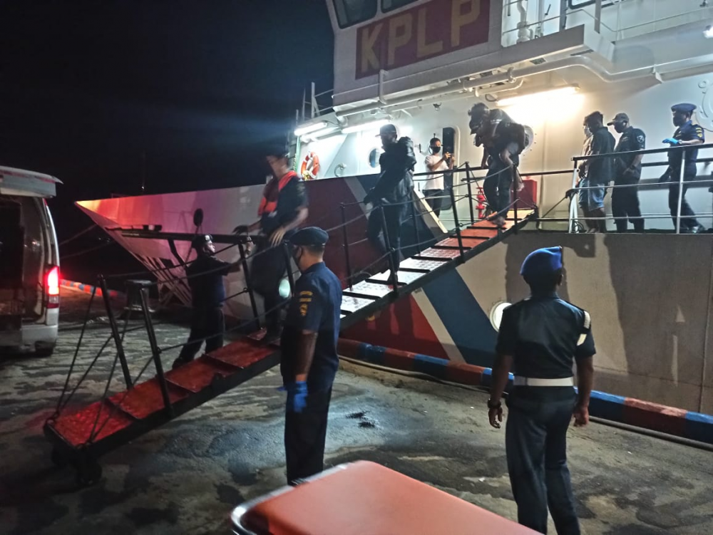 PLP TANJUNG UBAN KERAHKAN KN. KALIMASDHA-P.115 EVAKUASI 4 NELAYAN YANG HANYUT DI PERAIRAN TANJUNG BERAKIT