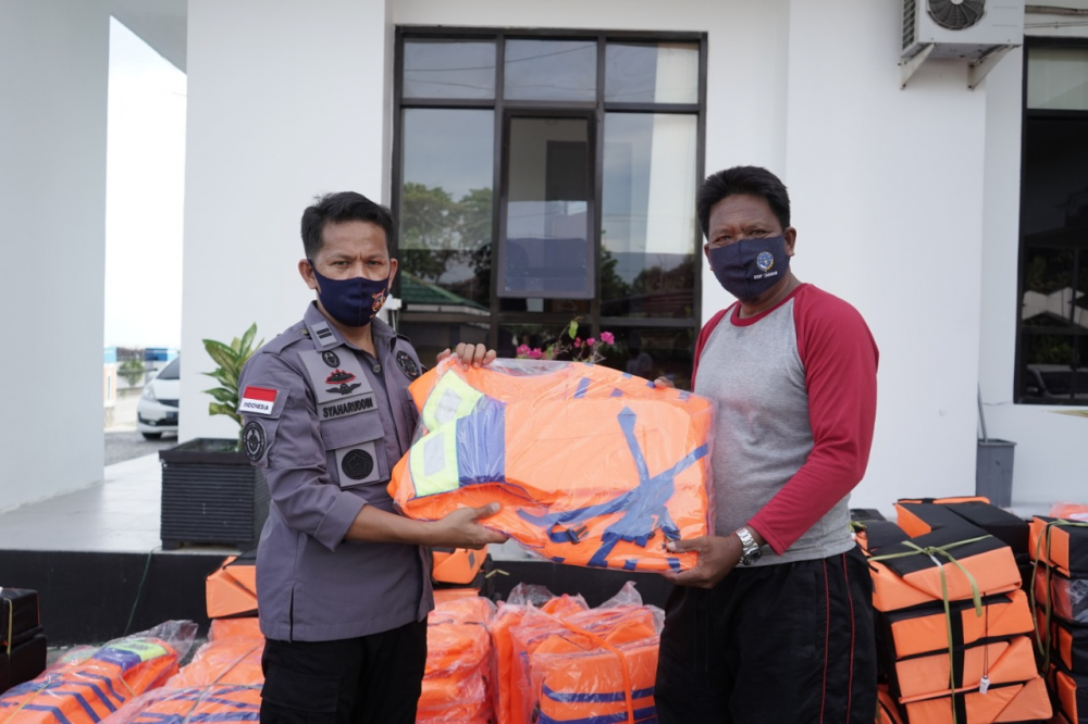 KSOP TARAKAN GELAR SAFETY AND HEALTHY CAMPAIGN 2020 DENGAN BAGIKAN LIFE JACKET SERTA SOSIALISASI MASKER KE NELAYAN