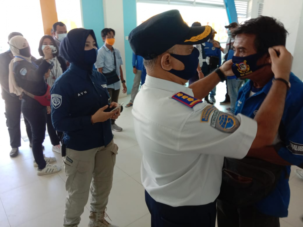 KSOP TARAKAN GELAR SAFETY AND HEALTHY CAMPAIGN 2020 DENGAN BAGIKAN LIFE JACKET SERTA SOSIALISASI MASKER KE NELAYAN