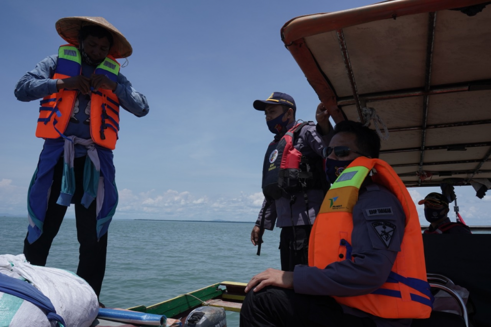 KSOP TARAKAN GELAR SAFETY AND HEALTHY CAMPAIGN 2020 DENGAN BAGIKAN LIFE JACKET SERTA SOSIALISASI MASKER KE NELAYAN