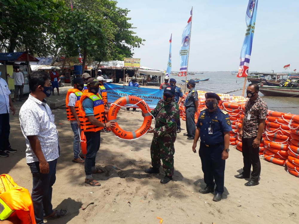 SAFETY AND HEALTHY CAMPAIGN 2020, KEMENHUB BAGIKAN ALAT KESELAMATAN KAPAL DAN ALAT KESEHATAN DI PELABUHAN TANJUNG PASIR