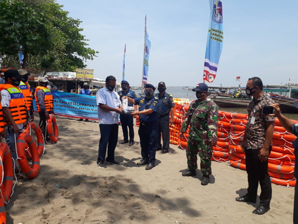 SAFETY AND HEALTHY CAMPAIGN 2020, KEMENHUB BAGIKAN ALAT KESELAMATAN KAPAL DAN ALAT KESEHATAN  DI PELABUHAN TANJUNG PASIR