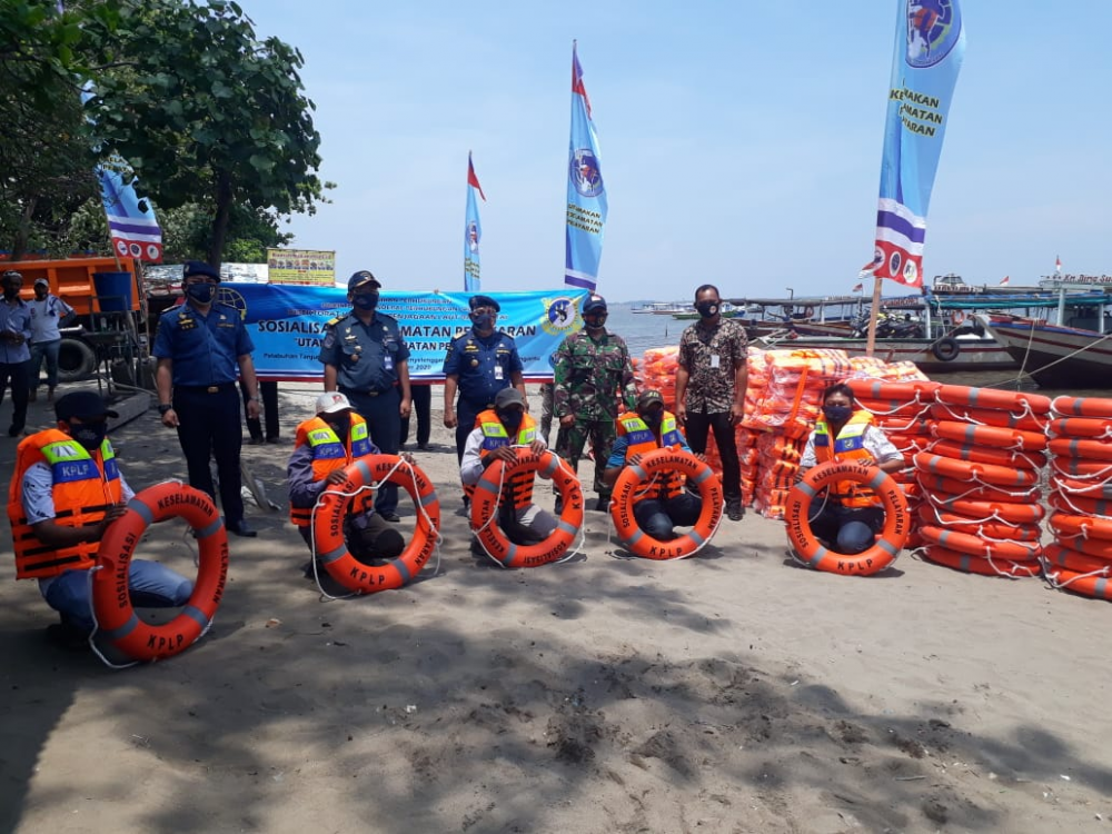 SAFETY AND HEALTHY CAMPAIGN 2020, KEMENHUB BAGIKAN ALAT KESELAMATAN KAPAL DAN ALAT KESEHATAN DI PELABUHAN TANJUNG PASIR