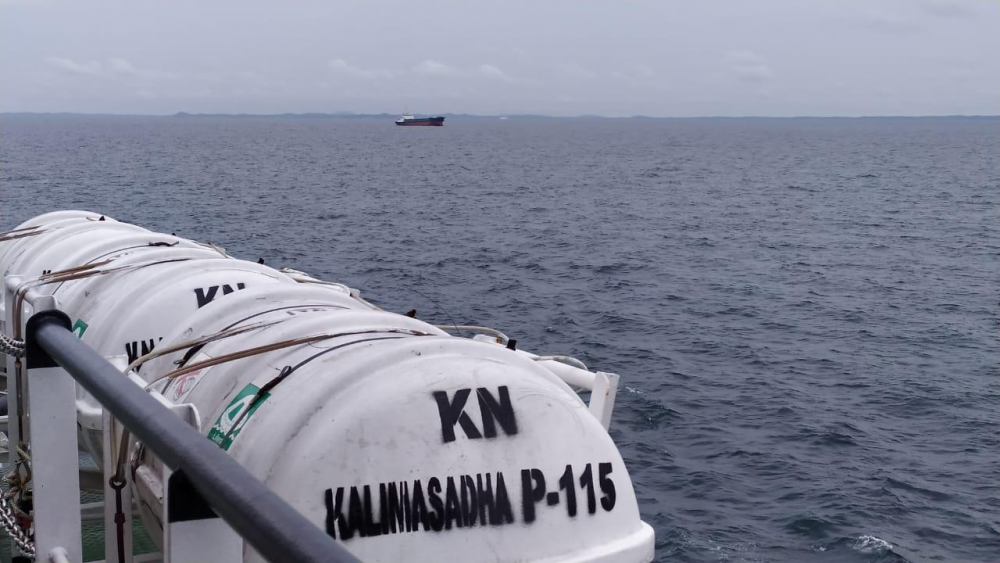 KAPAL PATROLI KPLP KAWAL KAPAL KUMJIN ASAL KOREA MEMASUKI WILAYAH INDONESIA