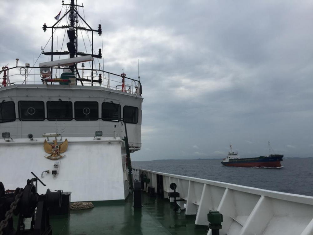 KAPAL PATROLI KPLP KAWAL KAPAL KUMJIN ASAL KOREA MEMASUKI WILAYAH INDONESIA