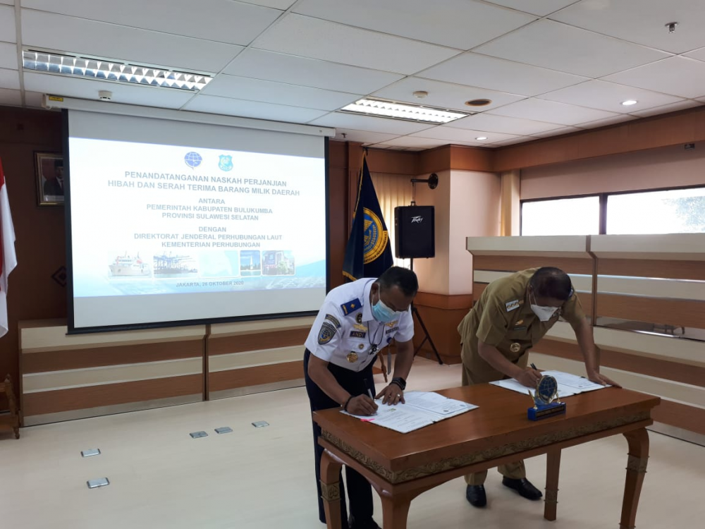 KEMENHUB DAN PEMERINTAH KABUPATEN BULUKUMBA SULAWESI SELATAN TANDATANGANI PERJANJIAN HIBAH DAN SERAH TERIMA BARANG MILIK DAERAH
