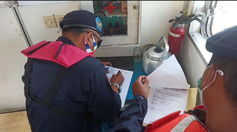 PENEGAKAN HUKUM DI LAUT, KEMENHUB GELAR OPERASI PENERTIBAN KELENGKAPAN DOKUMEN BERLAYAR DI PERAIRAN PONTIANAK