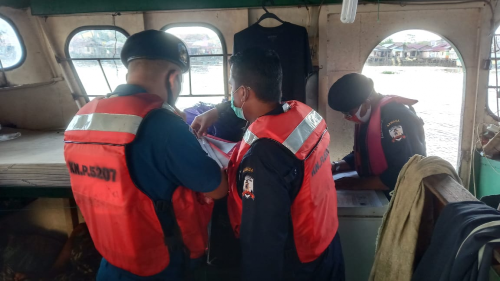 PENEGAKAN HUKUM DI LAUT, KEMENHUB GELAR OPERASI PENERTIBAN KELENGKAPAN DOKUMEN BERLAYAR DI PERAIRAN PONTIANAK