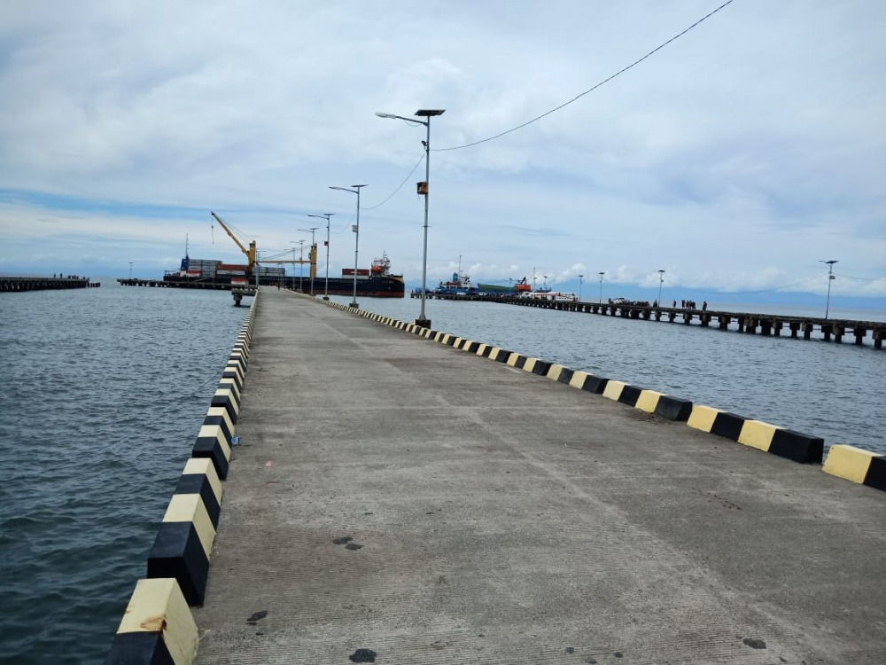 PERDANA, KAPAL KONTAINER BERUKURAN BESAR SANDAR DI PELABUHAN WAREN