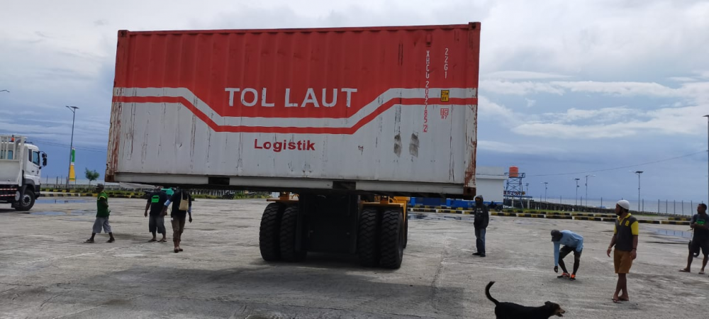 PERDANA, KAPAL KONTAINER BERUKURAN BESAR SANDAR DI PELABUHAN WAREN