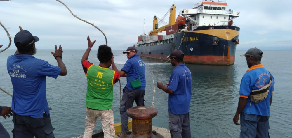 PERDANA, KAPAL KONTAINER BERUKURAN BESAR SANDAR DI PELABUHAN WAREN