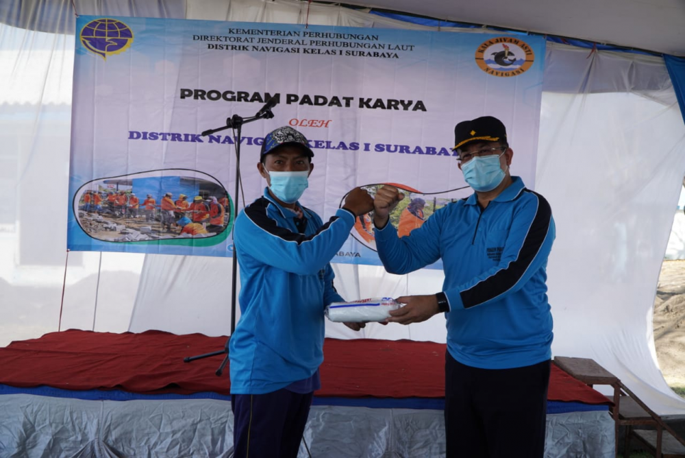 PEMBERDAYAAN MASYARAKAT SEKITAR, DITJEN HUBLA SELENGGARAKAN PADAT KARYA DI MENARA SUAR TANJUNG PACINAN