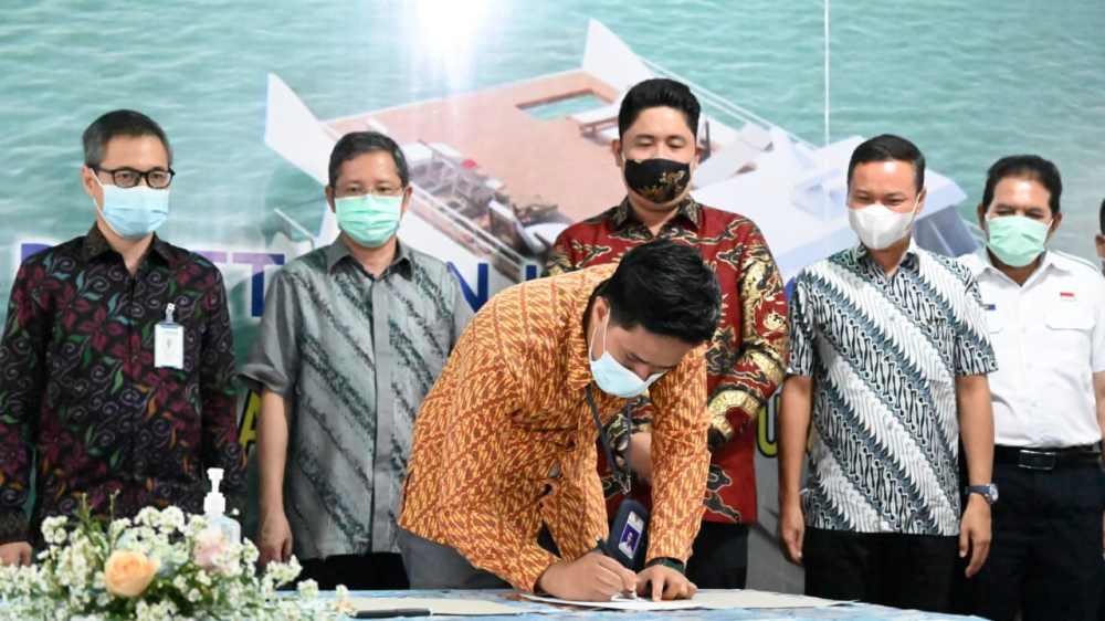 DUKUNG DESTINASI WISATA SUPER PRIORITAS, KEMENHUB BANGUN 4 KAPAL WISATA BOTTOM GLASS UNTUK WILAYAH LABUAN BAJO DAN BUNAKEN