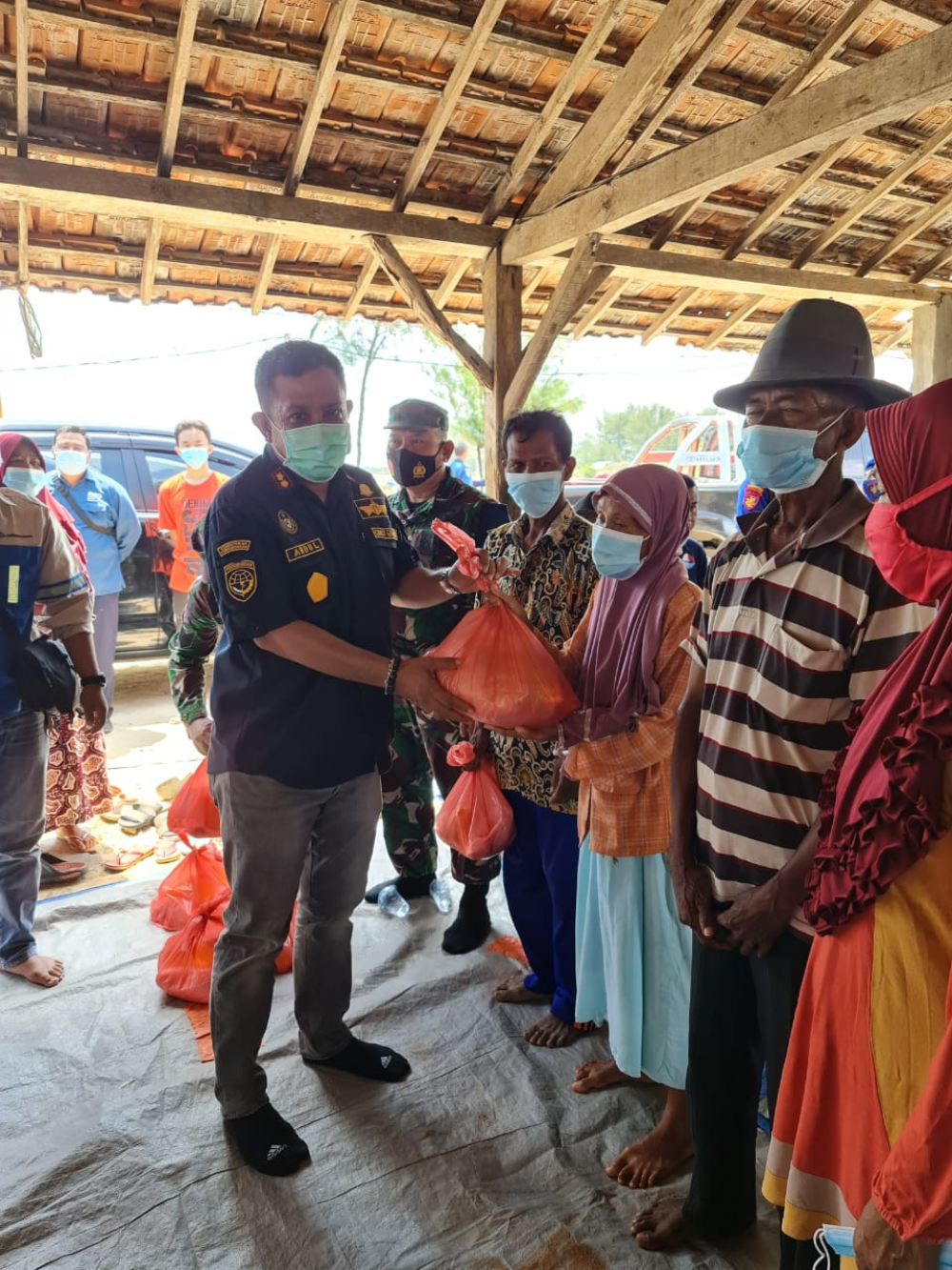 KEMENHUB SOSIALISASIKAN KESELAMATAN PELAYARAN DAN BAGIKAN SEMBAKO UNTUK MASYARAKAT NELAYAN DI TUBAN