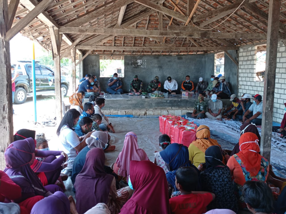 KEMENHUB SOSIALISASIKAN KESELAMATAN PELAYARAN DAN BAGIKAN SEMBAKO UNTUK MASYARAKAT NELAYAN DI TUBAN