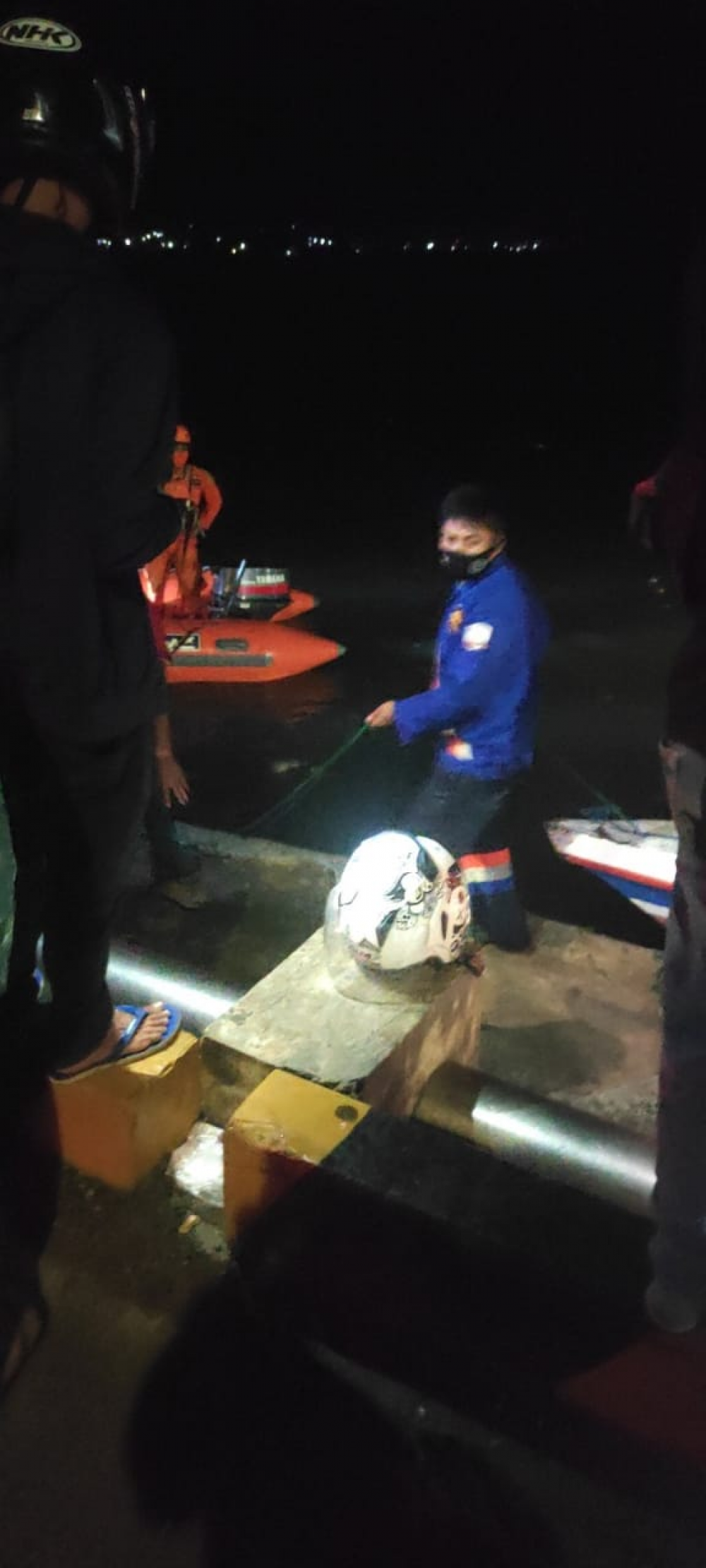 KNP 145 Syahbandar Palopo, Bersama Tim Gabungan Melakukan Pertolongan Terhadap  5 Nelayan yang Mengalami Kerusakan Perahu Di Tengah Laut
