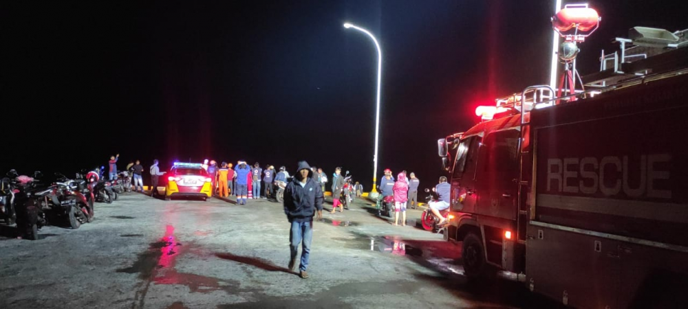KNP 145 Syahbandar Palopo, Bersama Tim Gabungan Melakukan Pertolongan Terhadap  5 Nelayan yang Mengalami Kerusakan Perahu Di Tengah Laut