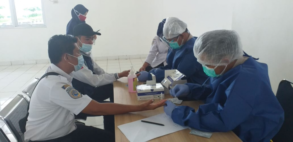 KANTOR UPP KELAS III SADAI BEKERJASAMA DENGAN KKP PANGKALPINANG MELAKUKAN PEMERIKSAAN SKRINNING RDT COVID 19 DI PELABUHAN SADAI