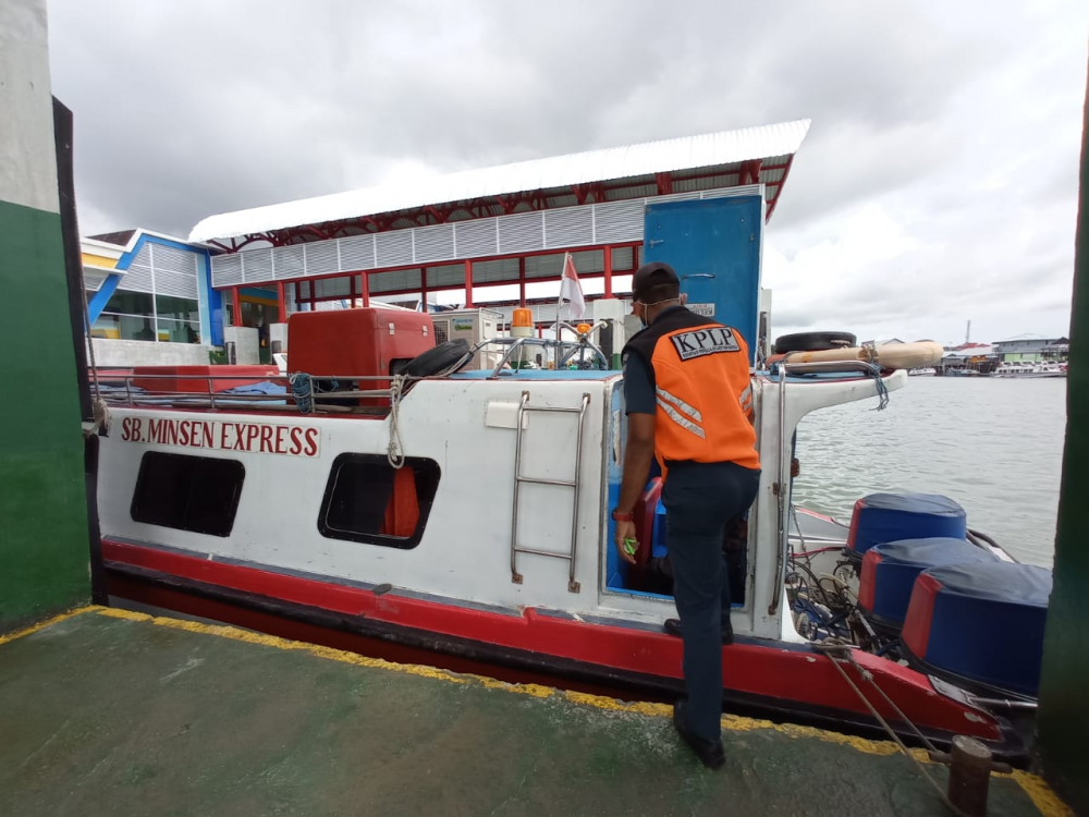 PERIKSA 12 SPEEDBOAT DI PELABUHAN TANGKAYU 1, KSOP KELAS III TARAKAN TEMUKAN 6 LIFEBUOY DAN 28 LIFE JACKET YANG TIDAK LAIK