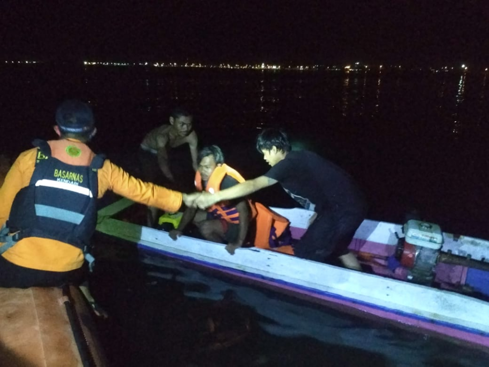 Kapal terbalik, Tim SAR Gabungan evakuasi empat nelayan di Kolaka