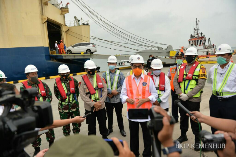 JELANG SOFT LAUNCHING, MENHUB TINJAU UJI COBA BONGKAR MUAT PELABUHAN PATIMBAN