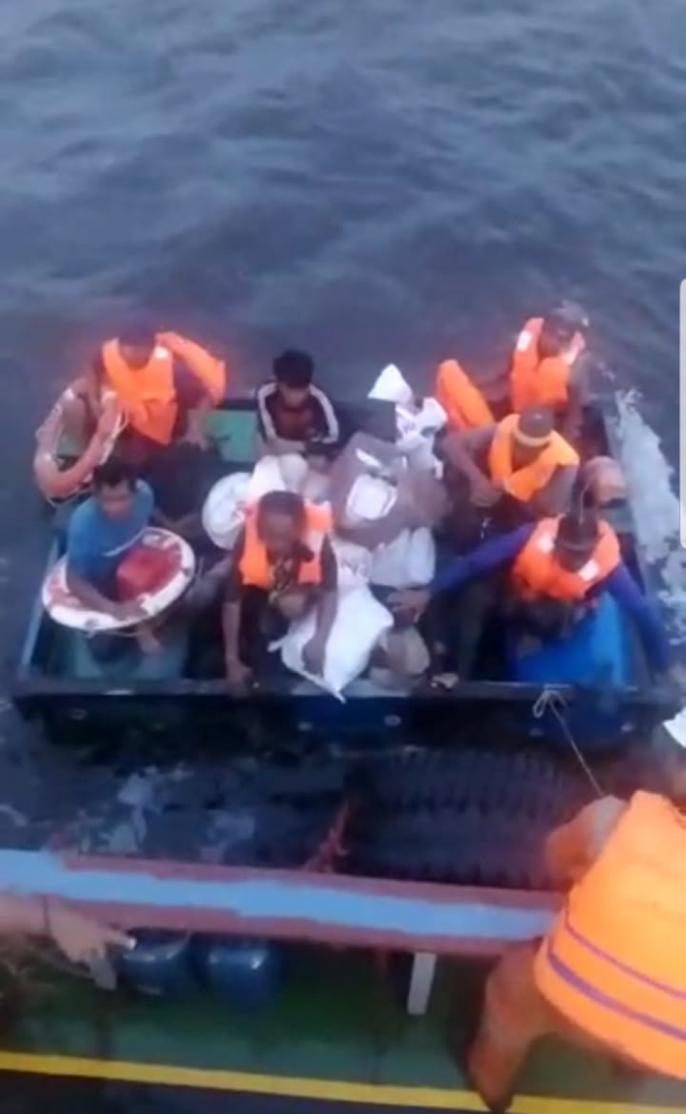 KECELAKAAN KAPAL LAYAR MOTOR MAJU ABADI DI PERAIRAN KALIMANTAN BARAT, KAPAL PATROLI KPLP EVAKUASI TUJUH ORANG AWAK KAPAL