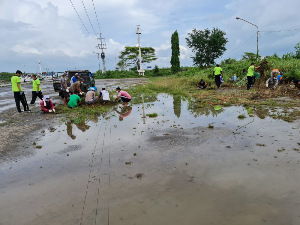 150 ORANG MASYARAKAT SEKITAR PELABUHAN BRONDONG, IKUT PROGRAM PADAT KARYA KEMENHUB