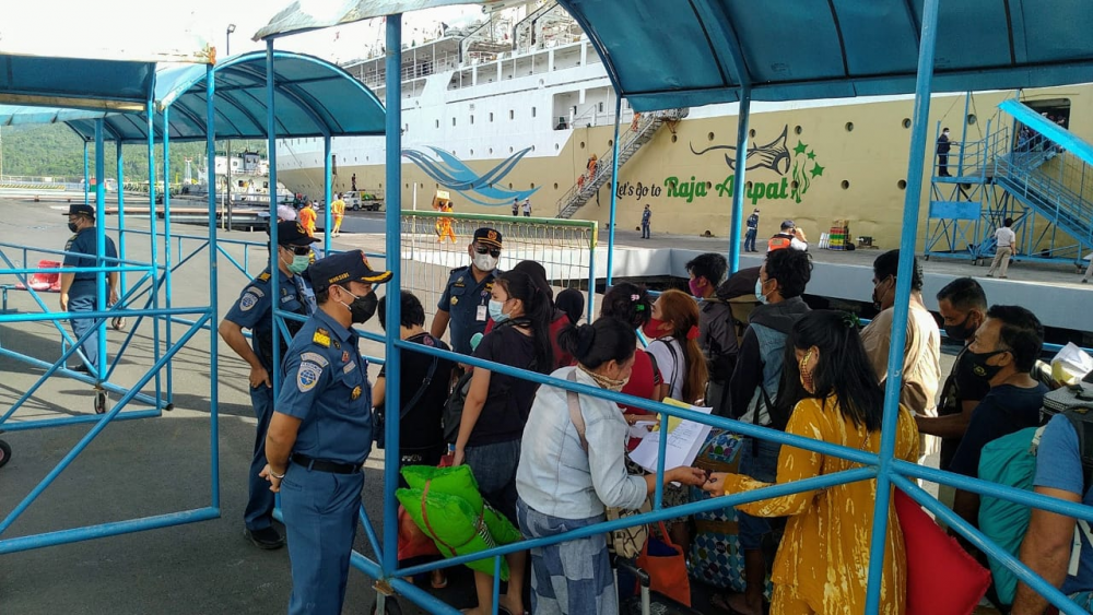 Patuhi Protokol Kesehatan untuk mencegah penyebaran covid- 19 di Wilayah Pelabuhan Bitung, Kepala KSOP Bitung Pantau Kegiatan Embarkasi Debarkasi