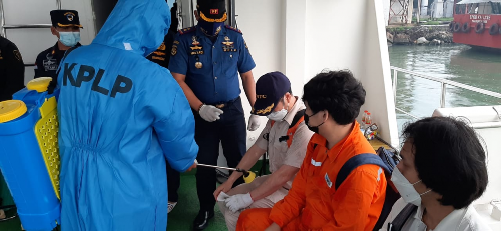 PANGKALAN PLP KELAS II TANJUNG PERAK EVAKUASI 8 CREW KAPAL PASCA TENGGELAMNYA KAPAL KLM BAHTERA SALBACH