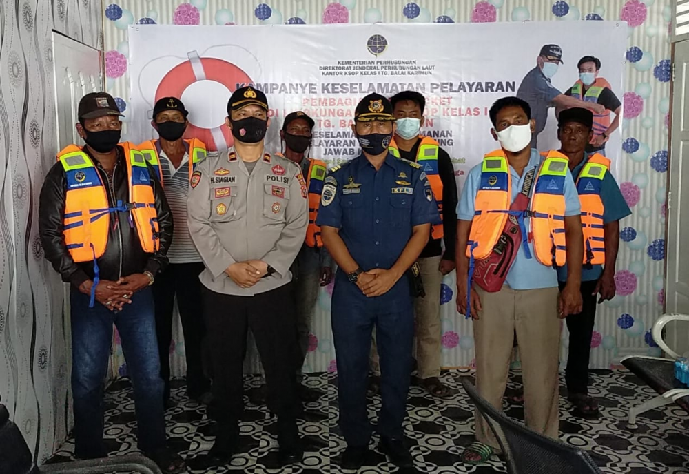 GELAR KAMPANYE KESELAMATAN PELAYARAN, KSOP KELAS I TANJUNG BALAI KARIMUN BAGIKAN SERIBU LIFE JACKET