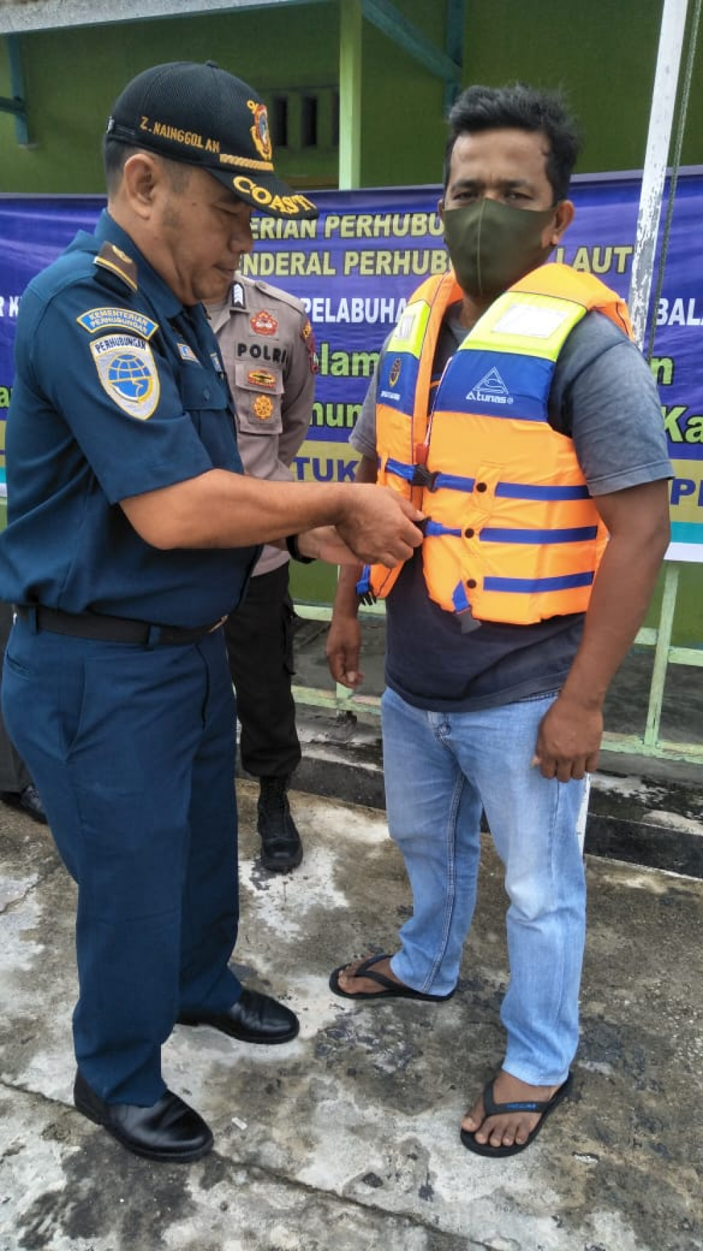 GELAR KAMPANYE KESELAMATAN PELAYARAN, KSOP KELAS I TANJUNG BALAI KARIMUN BAGIKAN SERIBU LIFE JACKET