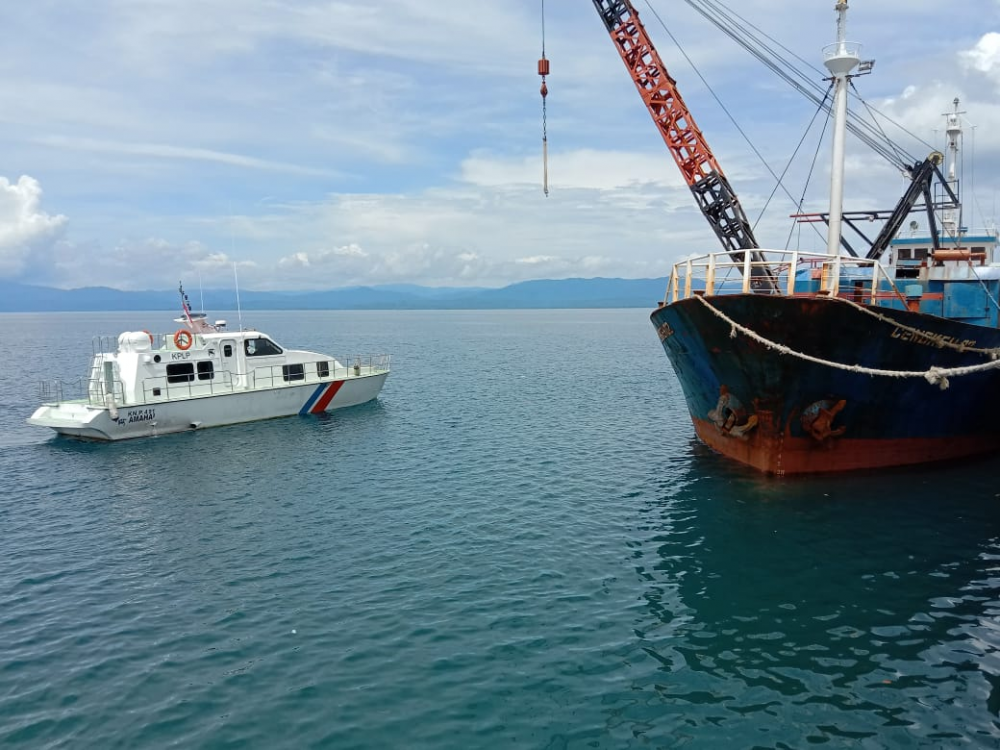 Pengawasan Kapal oleh Kapal Patroli KN.P. 491 Kantor UPP Amahai