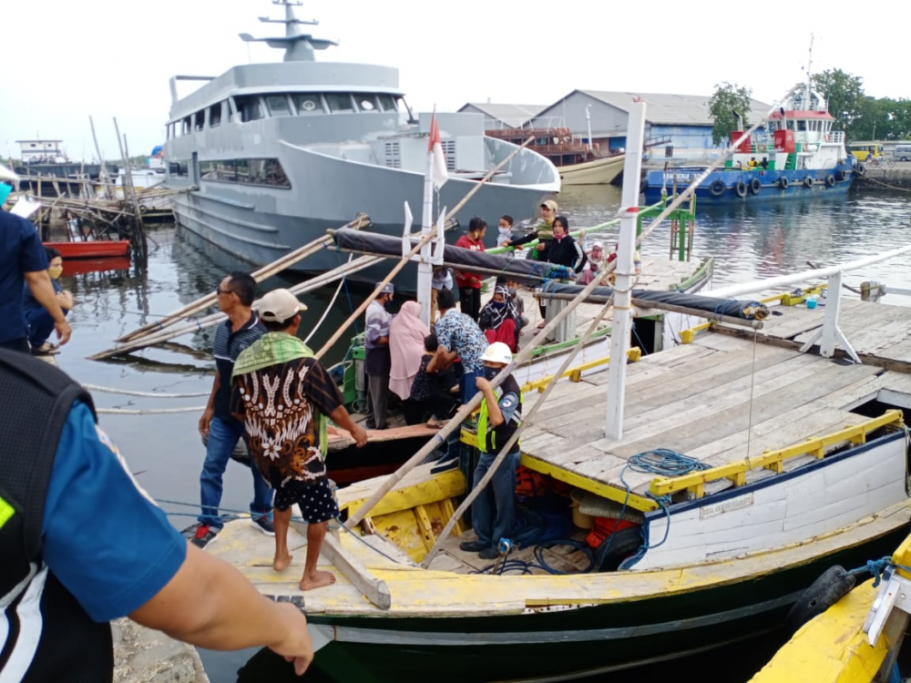 GIAT POSKO TERPADU NATARU 2020/2021, KSOP KELAS IV PROBOLINGGO MELAKUKAN PENGAWASAN KESELAMATAN DAN KEAMANAN PELAYARAN KAPAL PENYEBRANGAN TRADISIONAL