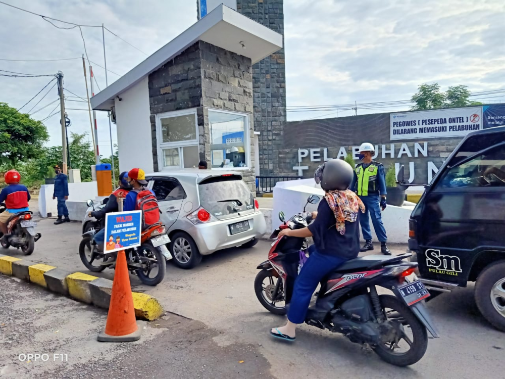 GIAT PENEGAKAN PROTOKOL KESEHATAN MELALUI PEMBATASAN JAM OPERASIONAL KAPAL PENYEBRANGAN TRADISIONAL UNTUK PARA WISATAWAN YANG HENDAK MENYEBERANG DARI PELABUHAN PROBOLINGGO KE PULAU GILI KETAPANG DEMI MENCEGAH PENYEBARAN WABAH COVID-19 DI PELABUHAN PROBOLI