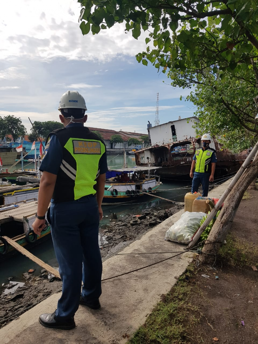 GIAT PENEGAKAN PROTOKOL KESEHATAN MELALUI PEMBATASAN JAM OPERASIONAL KAPAL PENYEBRANGAN TRADISIONAL UNTUK PARA WISATAWAN YANG HENDAK MENYEBERANG DARI PELABUHAN PROBOLINGGO KE PULAU GILI KETAPANG DEMI MENCEGAH PENYEBARAN WABAH COVID-19 DI PELABUHAN PROBOLI