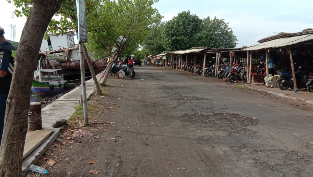 GIAT PENEGAKAN PROTOKOL KESEHATAN MELALUI PEMBATASAN JAM OPERASIONAL KAPAL PENYEBRANGAN TRADISIONAL UNTUK PARA WISATAWAN YANG HENDAK MENYEBERANG DARI PELABUHAN PROBOLINGGO KE PULAU GILI KETAPANG DEMI MENCEGAH PENYEBARAN WABAH COVID-19 DI PELABUHAN PROBOLI