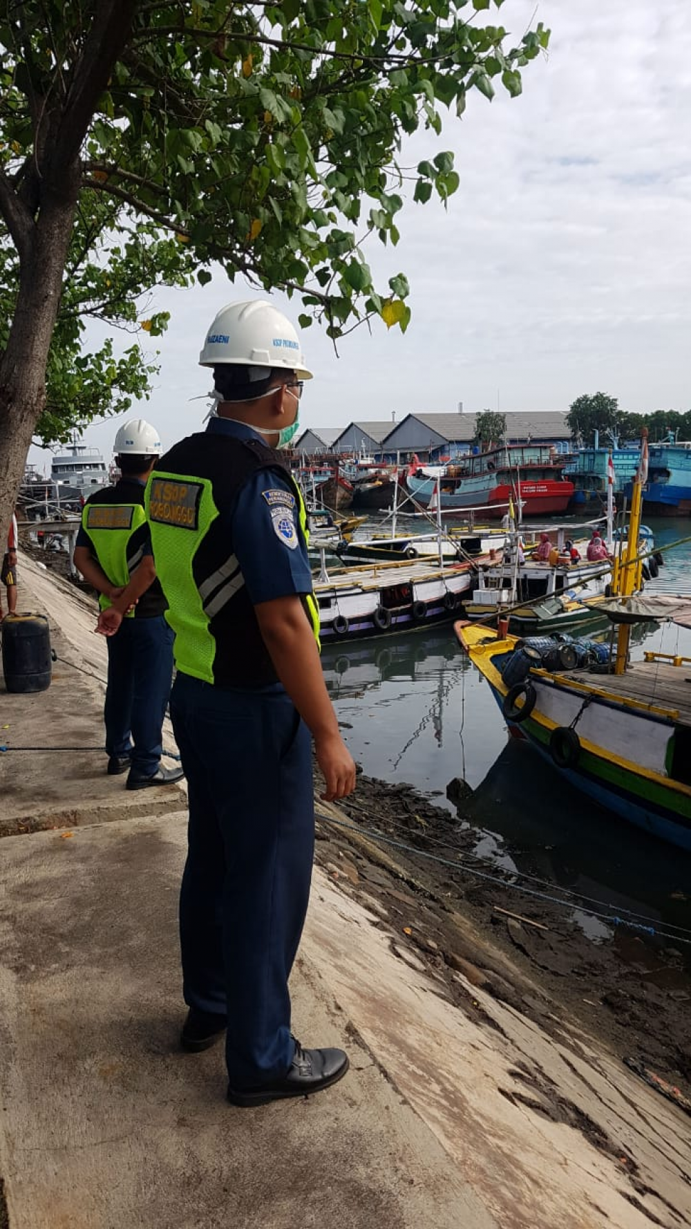 GIAT PENEGAKAN PROTOKOL KESEHATAN MELALUI PEMBATASAN JAM OPERASIONAL KAPAL PENYEBRANGAN TRADISIONAL UNTUK PARA WISATAWAN YANG HENDAK MENYEBERANG DARI PELABUHAN PROBOLINGGO KE PULAU GILI KETAPANG DEMI MENCEGAH PENYEBARAN WABAH COVID-19 DI PELABUHAN PROBOLI